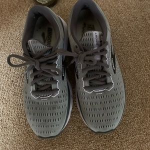 Ghost brook 13 running sneakers